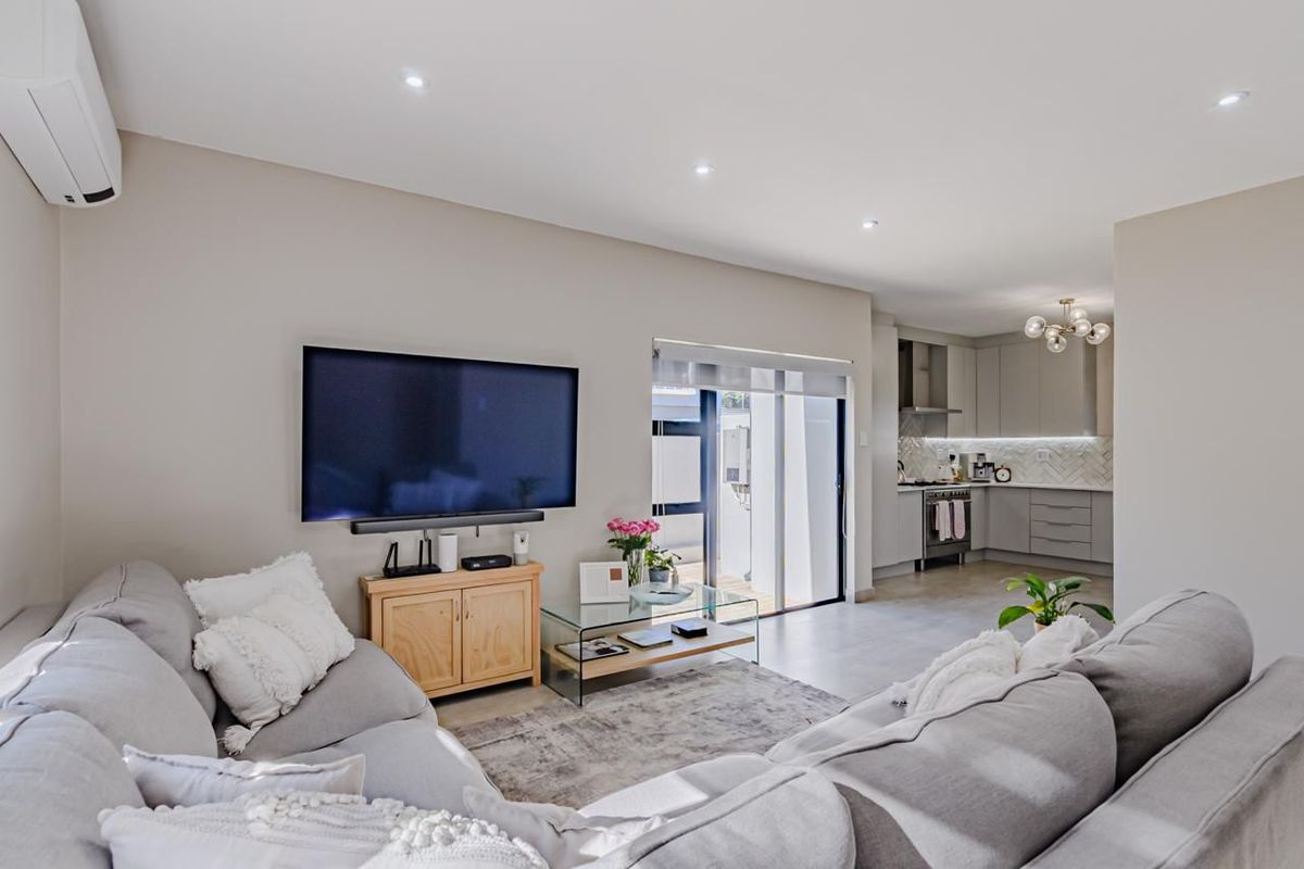 MODERN WITH ALL THE BELLS AND WHISTLES! - Photo 5