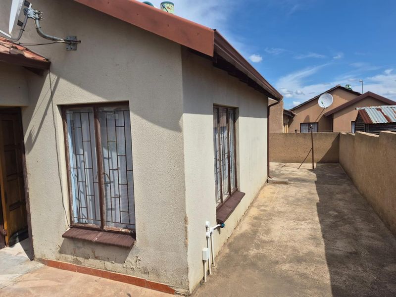 2 bedrooms house for sale in Soshanguve VV - Photo 3