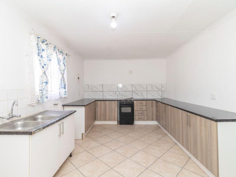 4 Bedroom House for Sale in Cosmo City - Photo 8