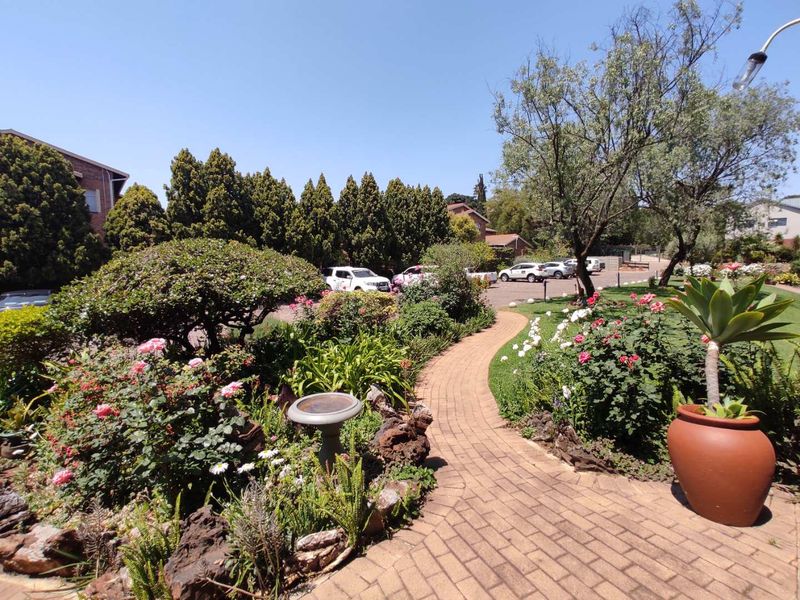 Comfortable, Secure Living in Pendoring Gardens – Spacious 3-Bedroom Apartment - Photo 5