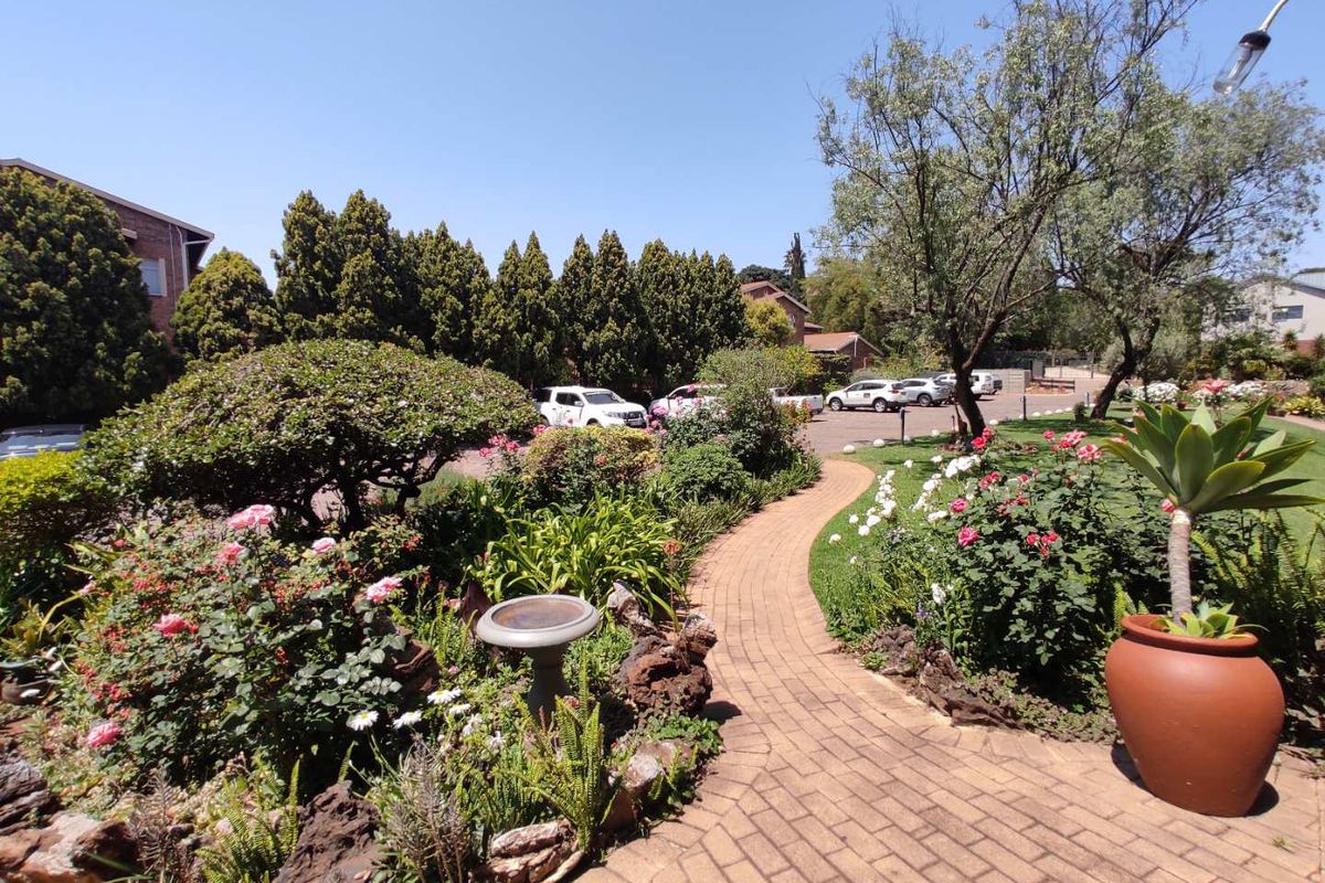 Comfortable, Secure Living in Pendoring Gardens – Spacious 3-Bedroom Apartment - Photo 5