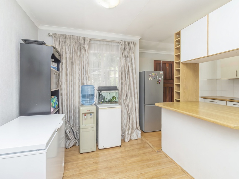 Perfect 3 bedroom Townhouse in a Secure Complex in Northwold - Photo 6