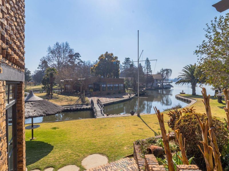 Magnificent 8.5 Hectare Riverfront Estate with Two Homes on the Vaal River – Marlbank - Photo 9