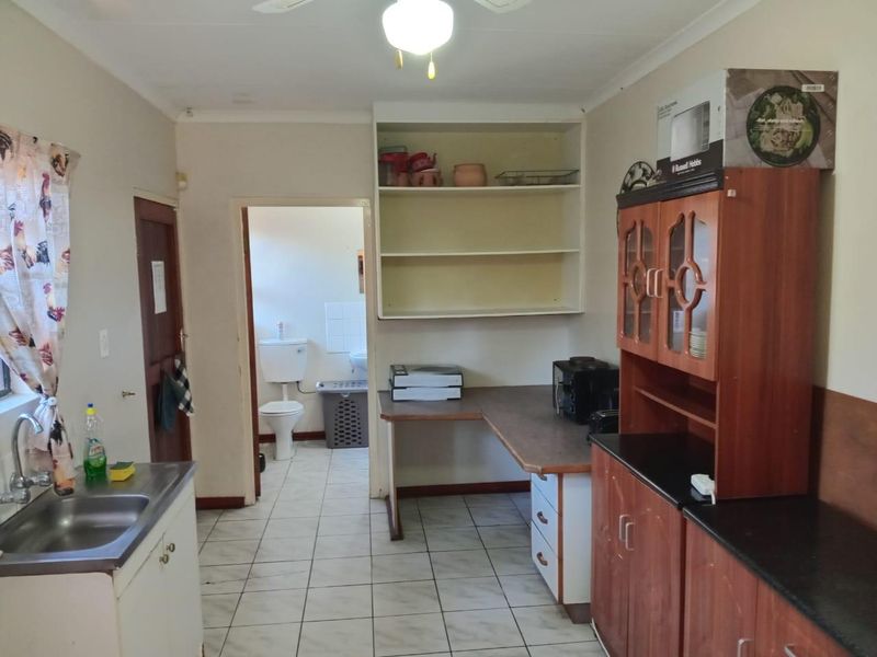 Spacious 3-Bedroom Family Home with Granny Flat, Entertainment Area & Green Belt Views - Photo 3