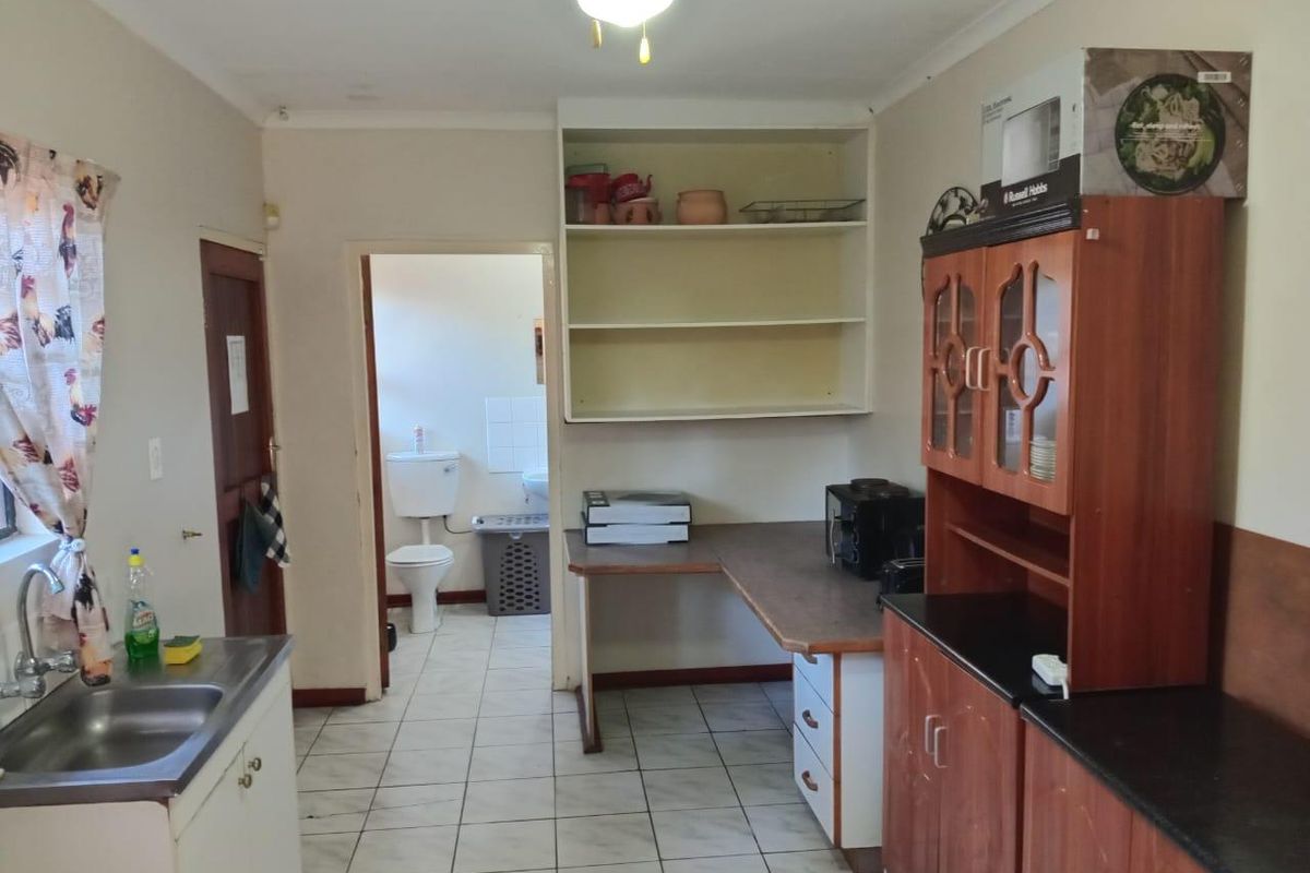 Spacious 3-Bedroom Family Home with Granny Flat, Entertainment Area & Green Belt Views - Photo 3