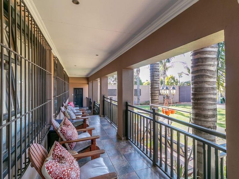 Expansive Multi-Generational Double Storey Home with Exceptional Entertainment Living in Glen Marais - Photo 3