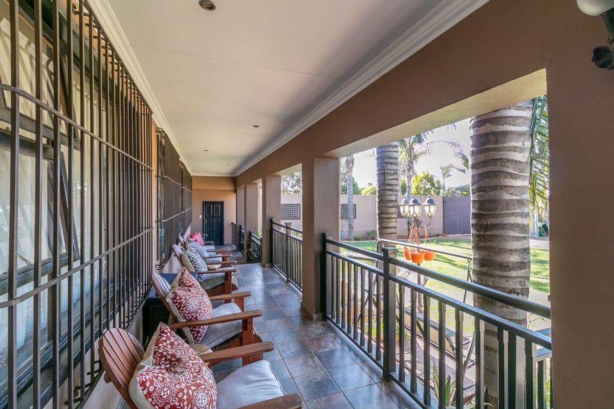 Expansive Multi-Generational Double Storey Home with Exceptional Entertainment Living in Glen Marais - Photo 3