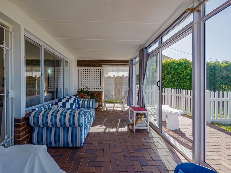 Magical ocean views in a modern home - Photo 7