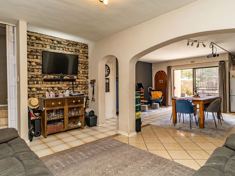 Spacious Townhouse with a Private Garden and Pool Access! - Photo 4