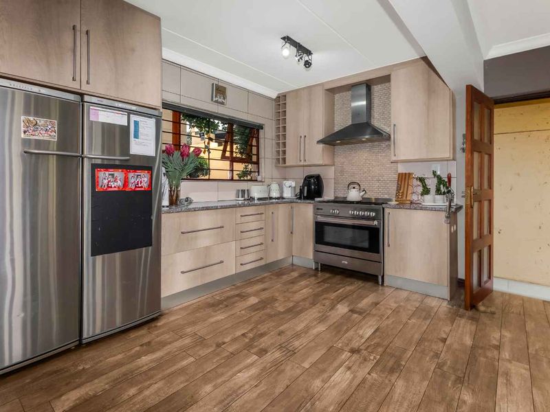 STYLISH AND CLASSY DUPLEX UNIT, IN A QUIET POSITION OFFERING PLENTY OF SPACE. - Photo 6