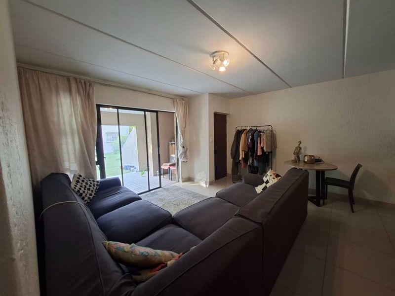Spacious Groundfloor 2 Bedroom Apartment in low density complex - Photo 8