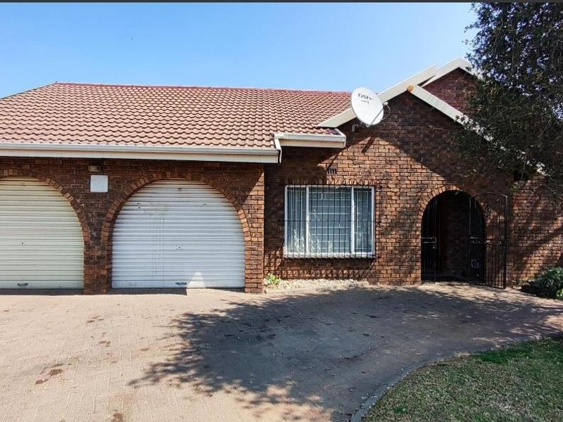 3 bedroom face brick property - Photo 3