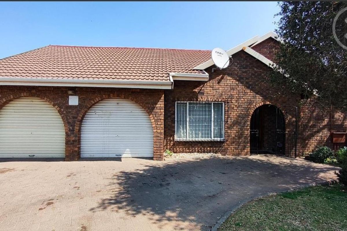 3 bedroom face brick property - Photo 3