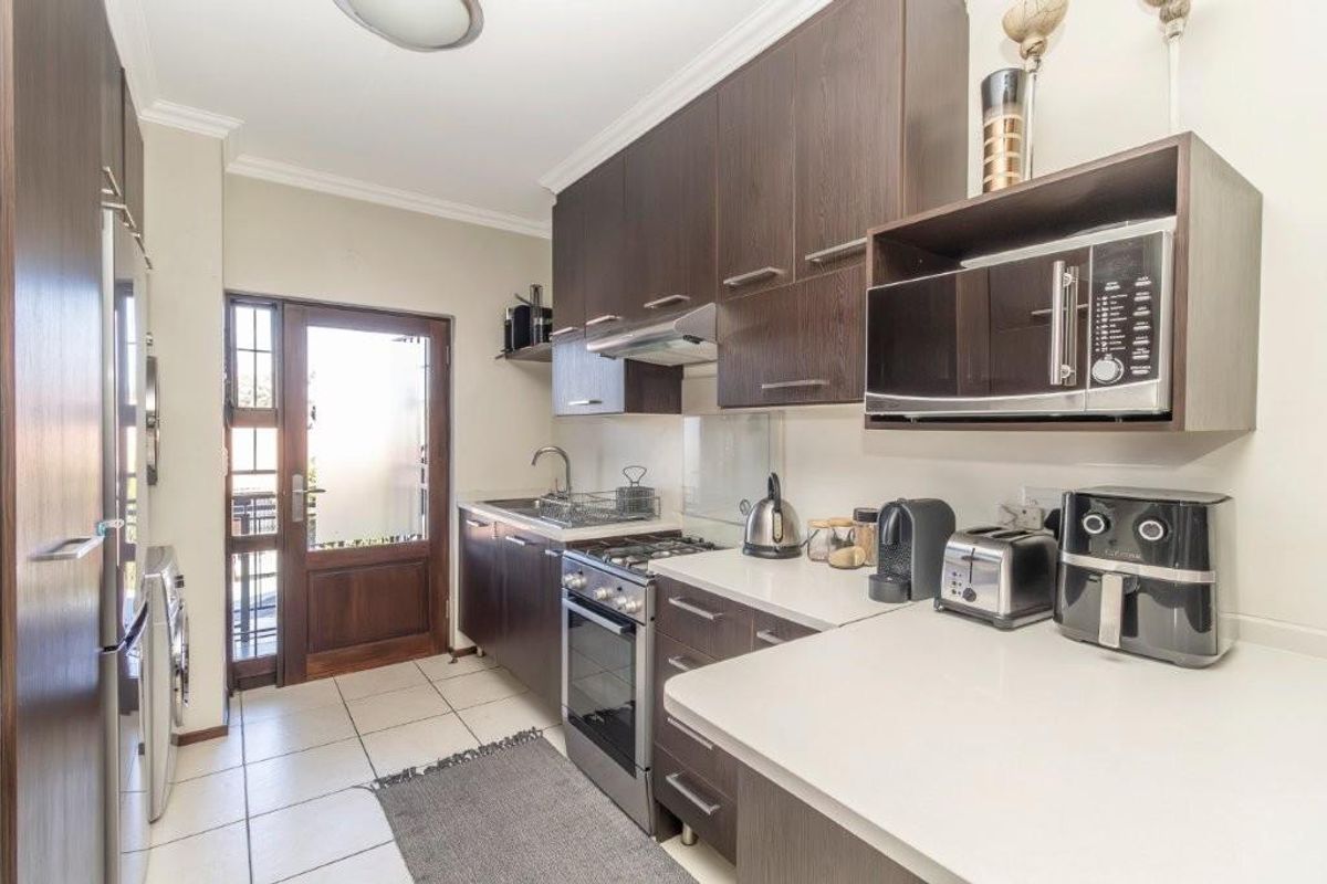 Convenient living with 24/7 security & prime location access! - Photo 4