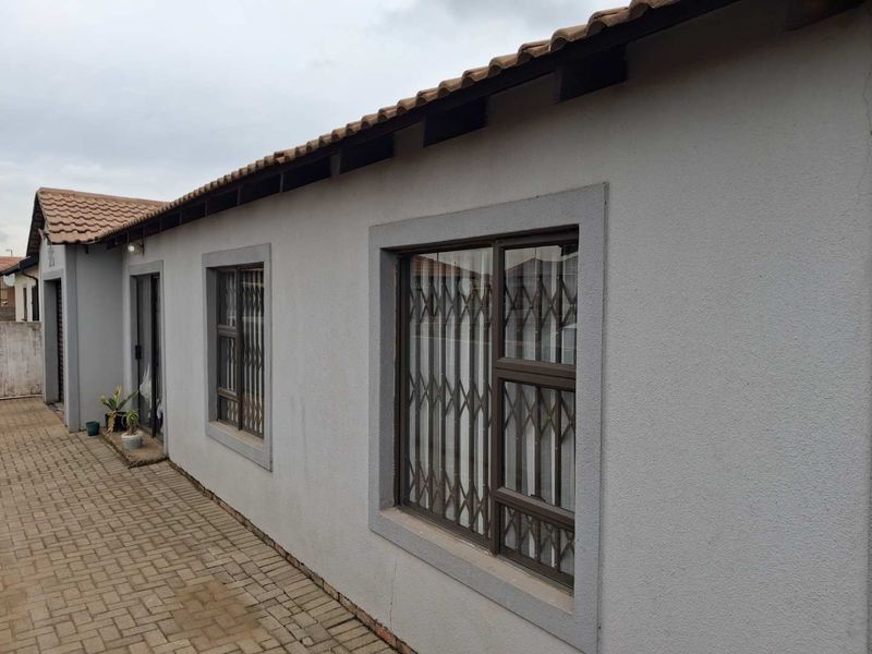 3 Bedroom House For Sale in Vanderbijlpark CE7 - Photo 2