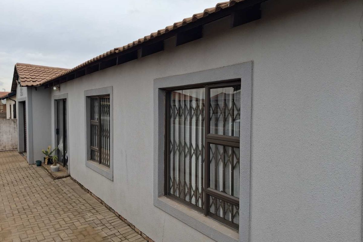 3 Bedroom House For Sale in Vanderbijlpark CE7 - Photo 2