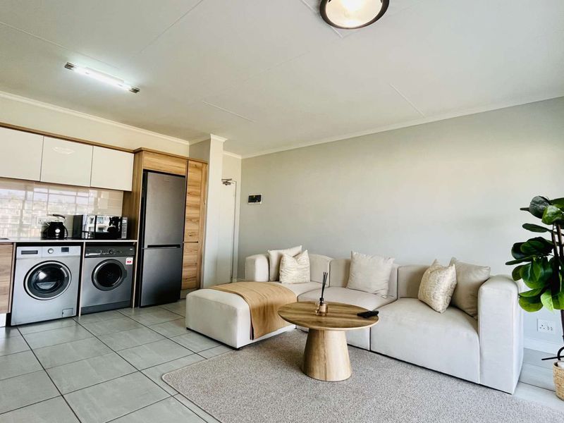 Immaculate 1 Bedroom modern apartment for sale in Waterfall - Photo 6