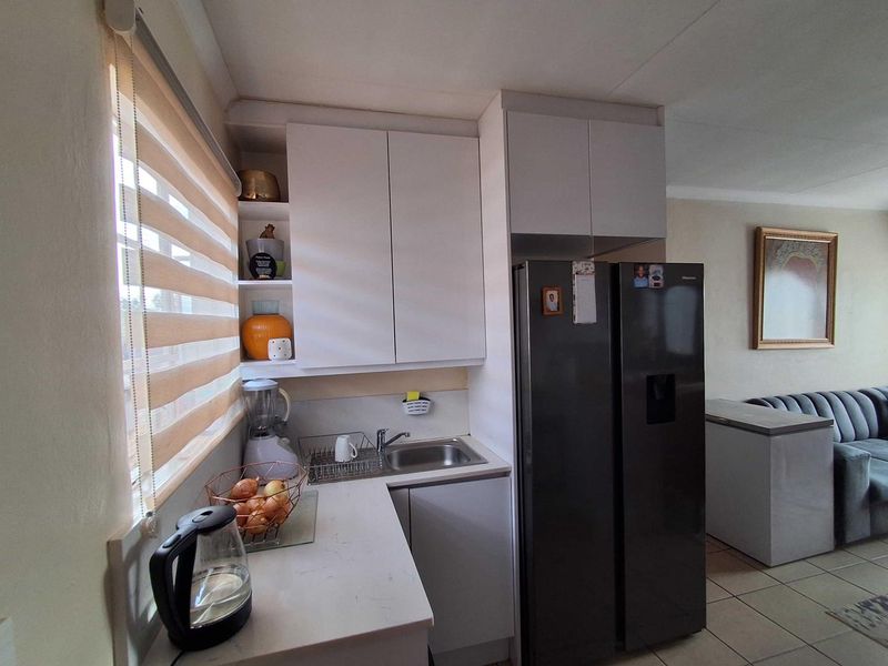 Secure Living in The Orchards: 3 Beds, 1 Bath, Prime Location - Photo 3