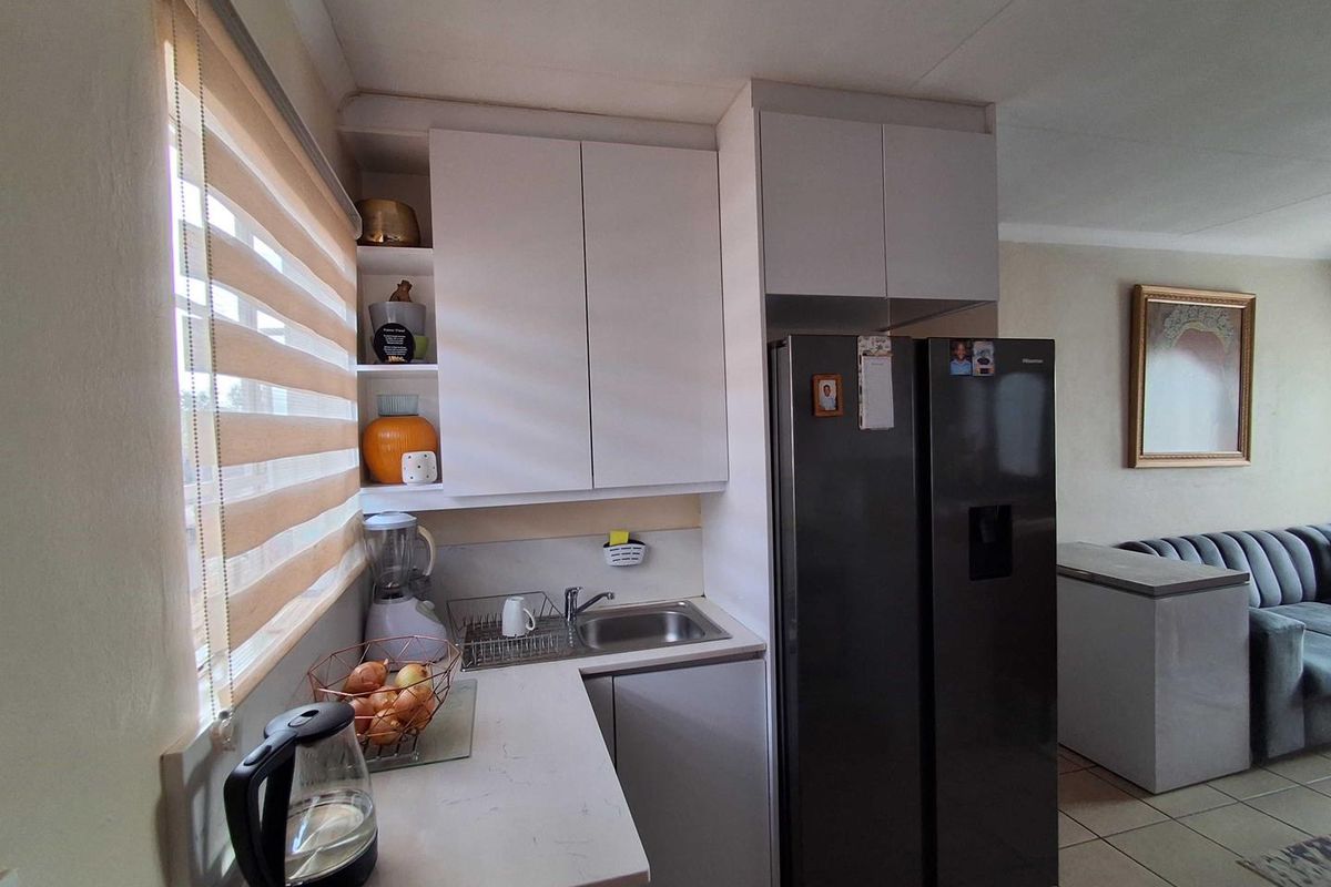 Secure Living in The Orchards: 3 Beds, 1 Bath, Prime Location - Photo 3