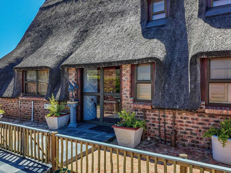 EXCLUSIVE COASTAL RETREAT - Photo 4