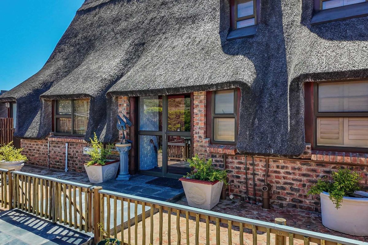 EXCLUSIVE COASTAL RETREAT - Photo 4