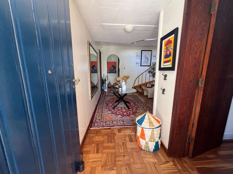 GRAND FAMILY HOME IN PRESTIGIOUS SUBURB - Photo 2