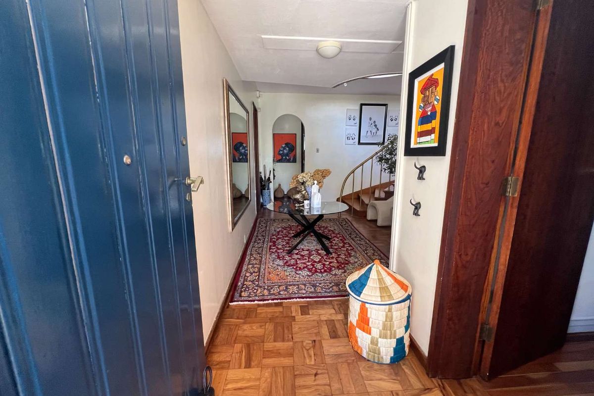 GRAND FAMILY HOME IN PRESTIGIOUS SUBURB - Photo 2