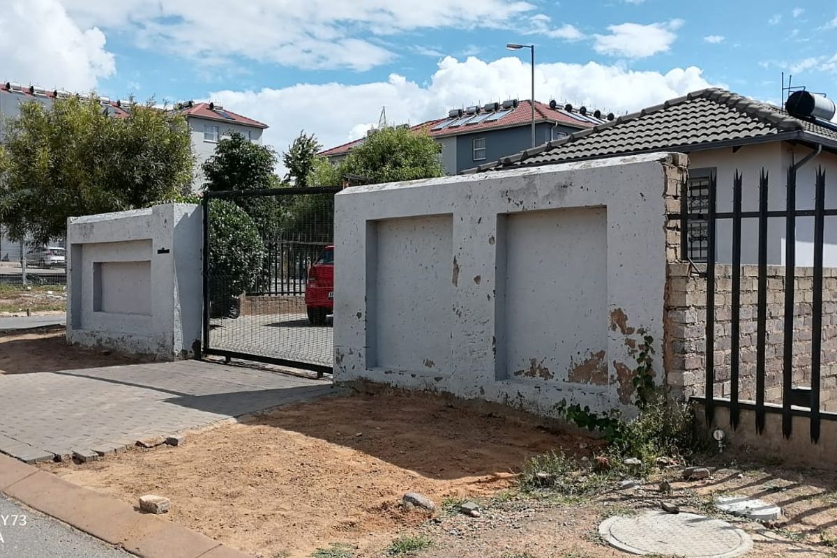 Riverside View R 1 100 000- Lovely Family Home - Photo 4