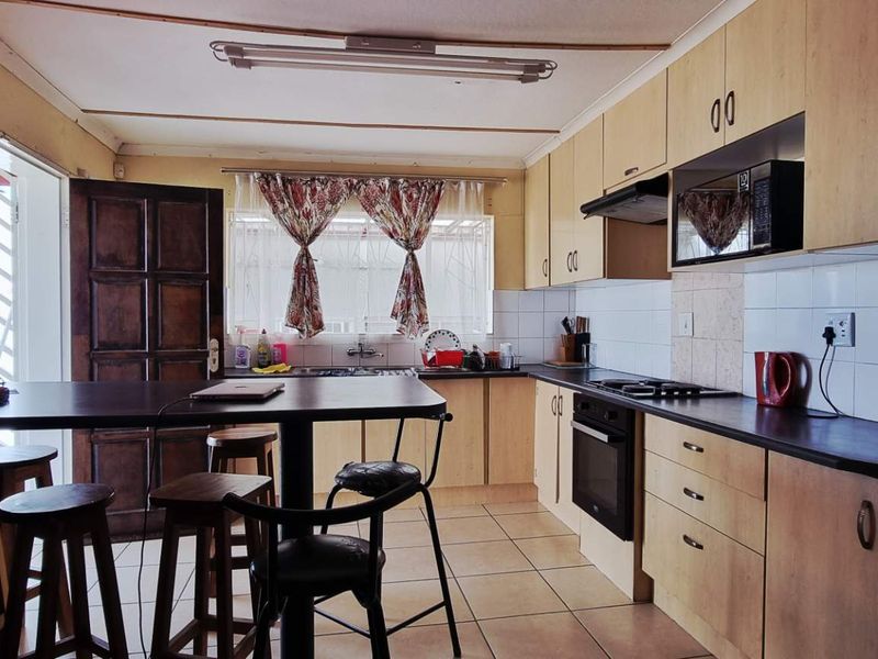 Wanaheda 3 bedroom house with flats - Photo 2