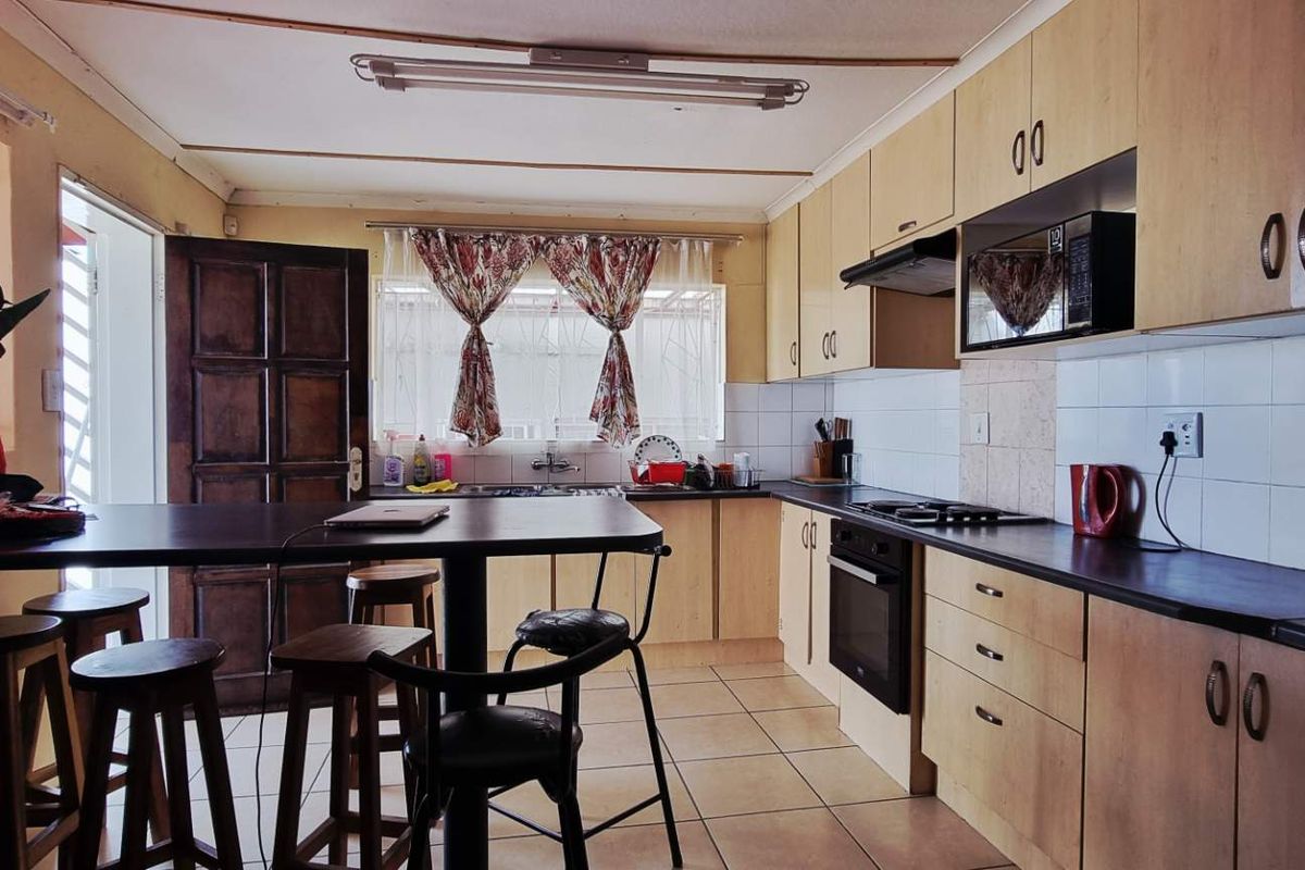 Wanaheda 3 bedroom house with flats - Photo 2