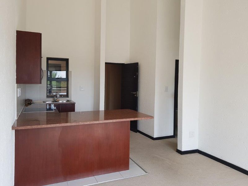 Sunny Double-Volume Apartment in a Prestigious Golf Estate - Photo 6