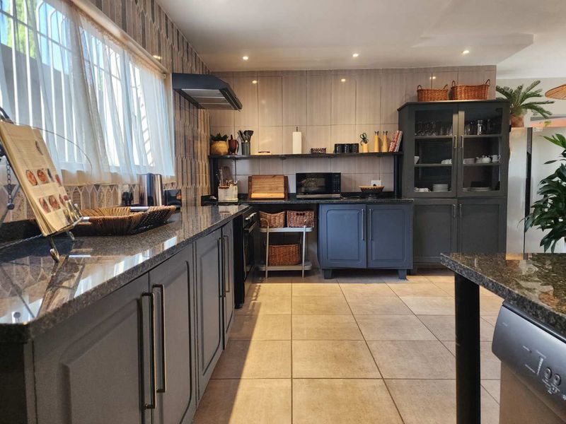 Fully Furnished, 4-Bedroom Townhouse, minutes away from Loftus Versfeld - Photo 2