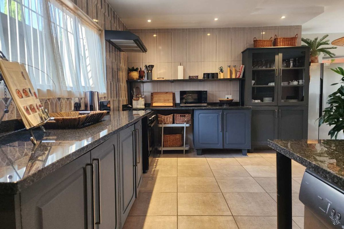 Fully Furnished, 4-Bedroom Townhouse, minutes away from Loftus Versfeld - Photo 2