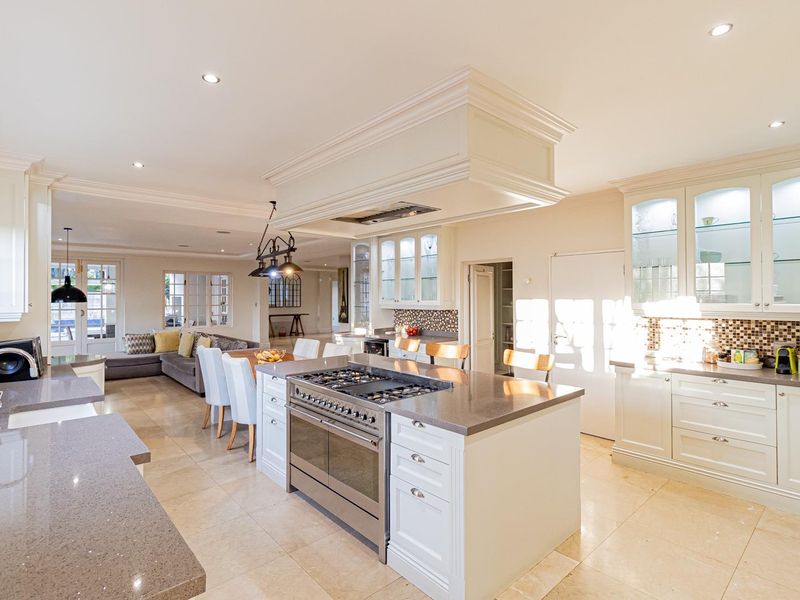 Elegant 5-Bedroom Residence Perfect for Comfort & Style - Photo 10