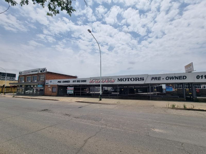 "Maximize Exposure: Showroom & Warehouse on Prime Busy Road" - Photo 3