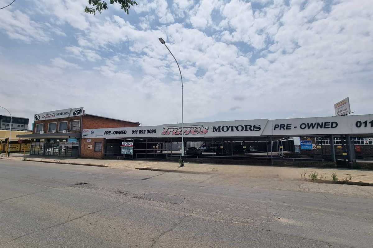 "Maximize Exposure: Showroom & Warehouse on Prime Busy Road" - Photo 3