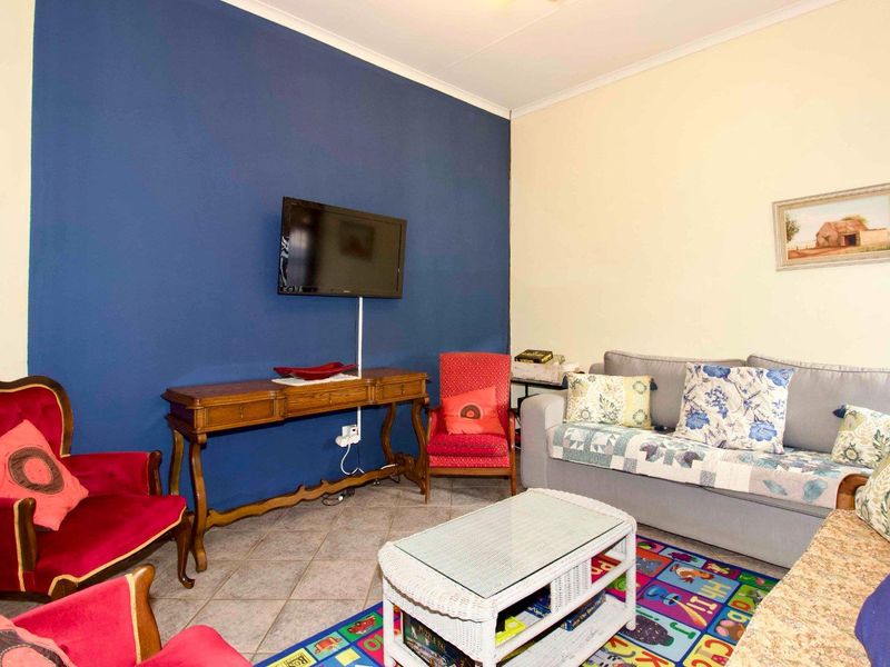 Spacious 3 bedroom Simplex in a secure complex. - Photo 7