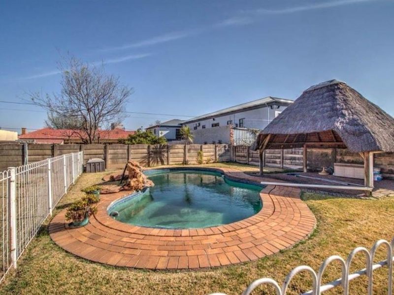 Large family home for sale in kempton park - Photo 5