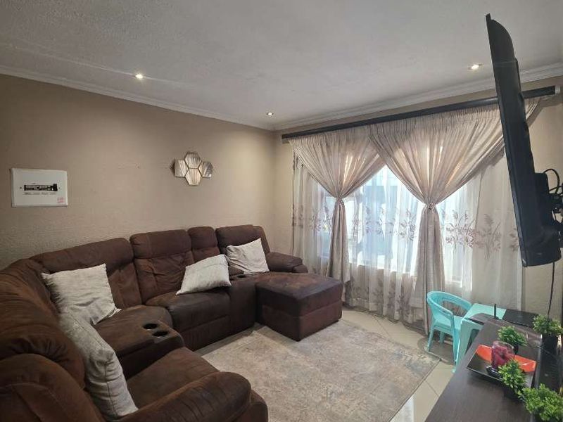 Luxury 3-Bedroom home with modern finishes for sale in Mahube Valley, - Photo 4