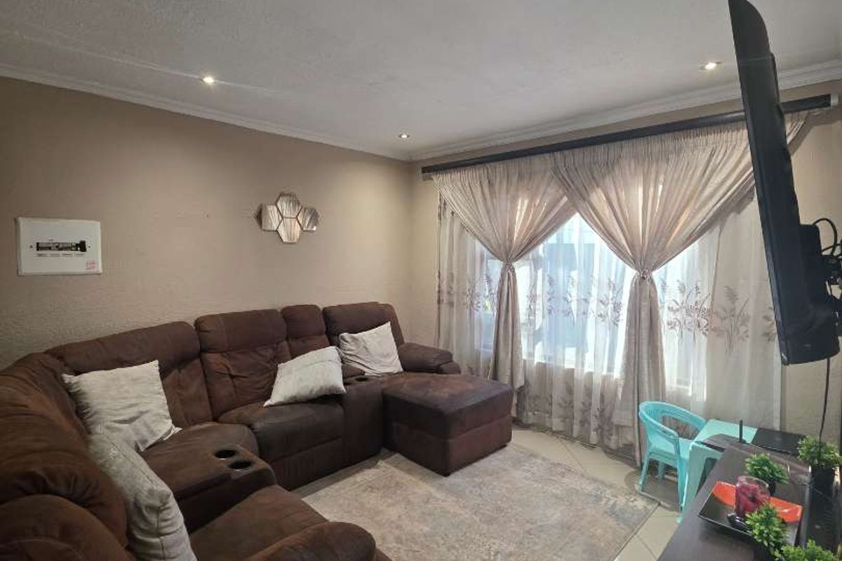 Luxury 3-Bedroom home with modern finishes for sale in Mahube Valley, - Photo 4