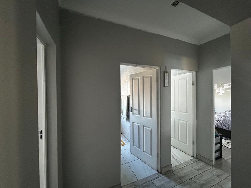 Spacious 4-Bed Home - Photo 10