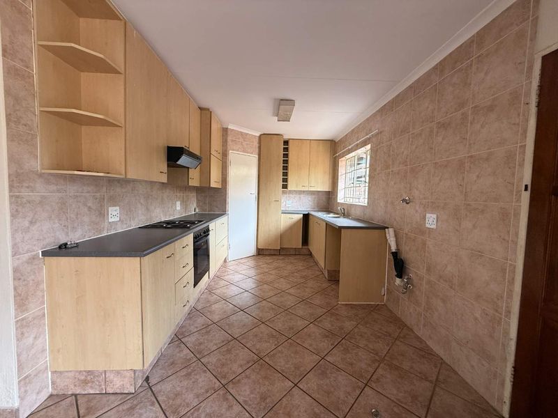 PERFECT 3 BED 2 BATH 2 GARAGE - Photo 4