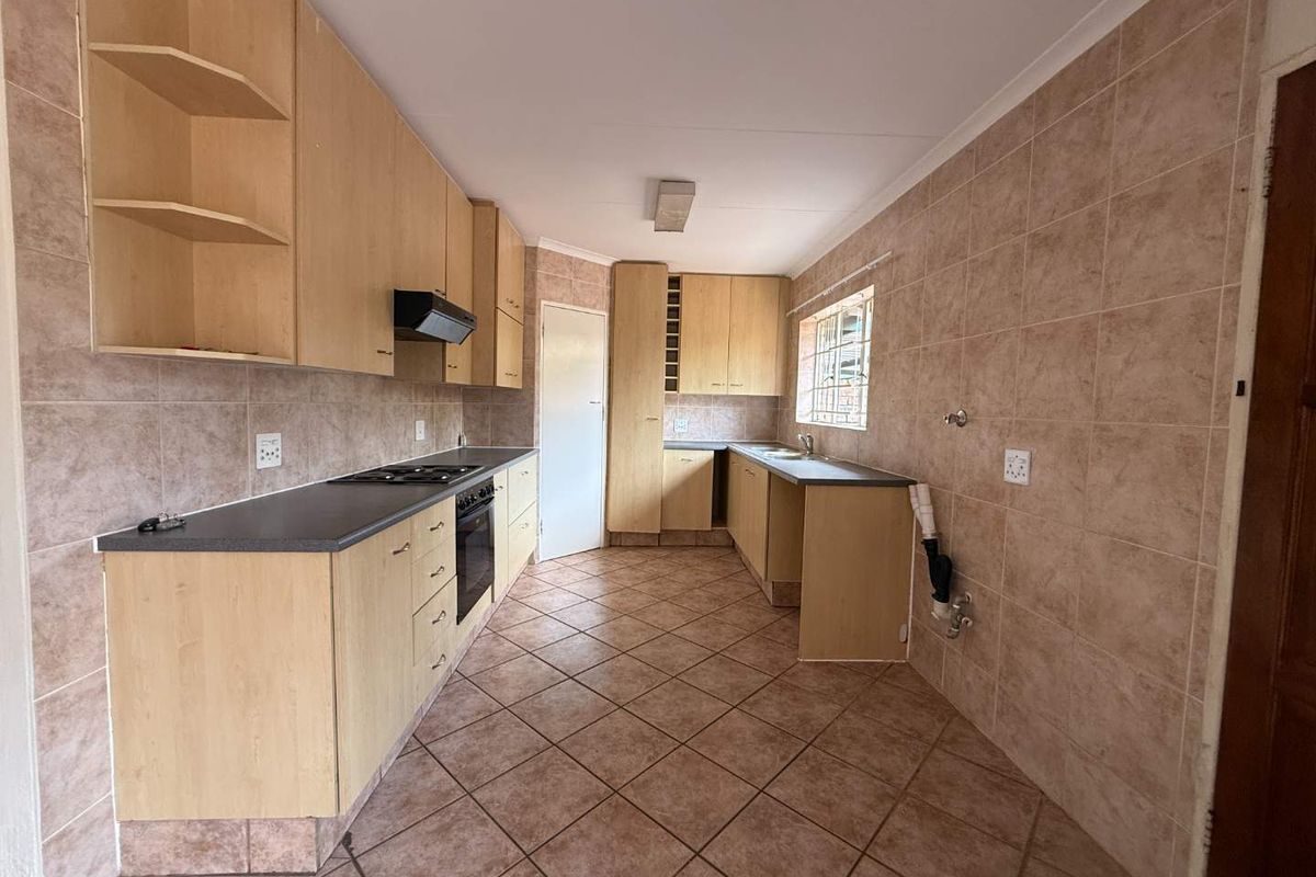 PERFECT 3 BED 2 BATH 2 GARAGE - Photo 4