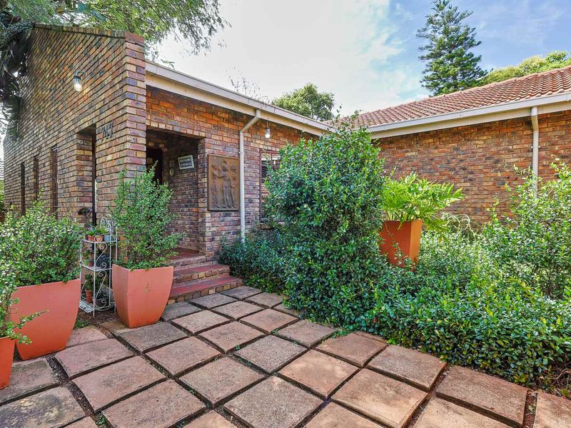 Spacious Family Home with Character & Separate Flatlet - Photo 3