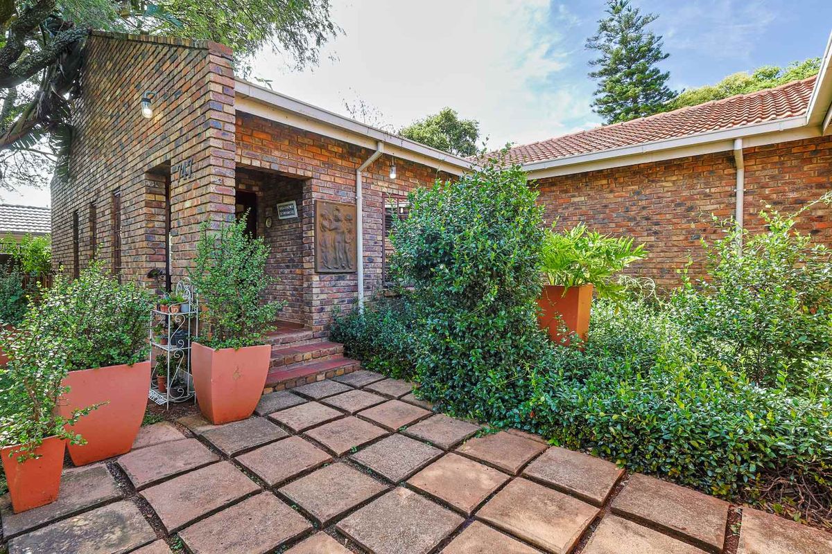 Spacious Family Home with Character & Separate Flatlet - Photo 3