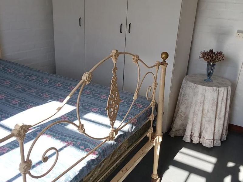 Sunny furnished bachelors cottage - Photo 2