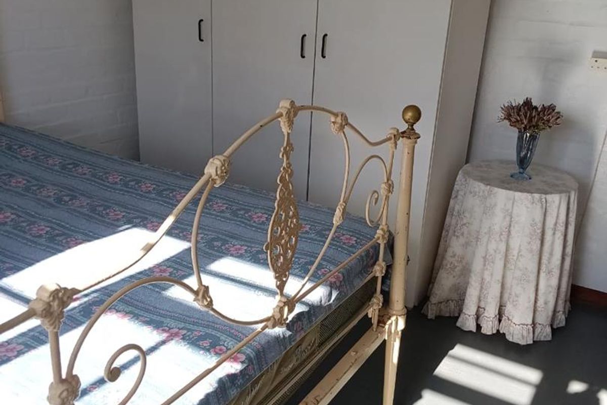 Sunny furnished bachelors cottage - Photo 2