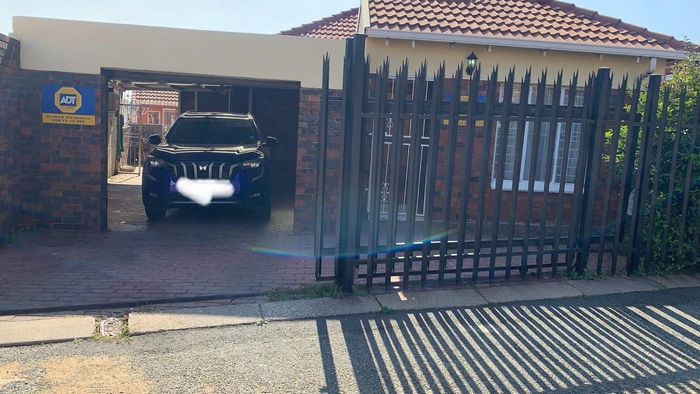 Property #2499195, Townhouse For Sale in Ormonde