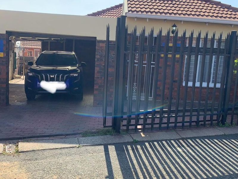 **Charming 3-Bedroom Home in Ormonde Complex**with outside room and toilet - Photo 1