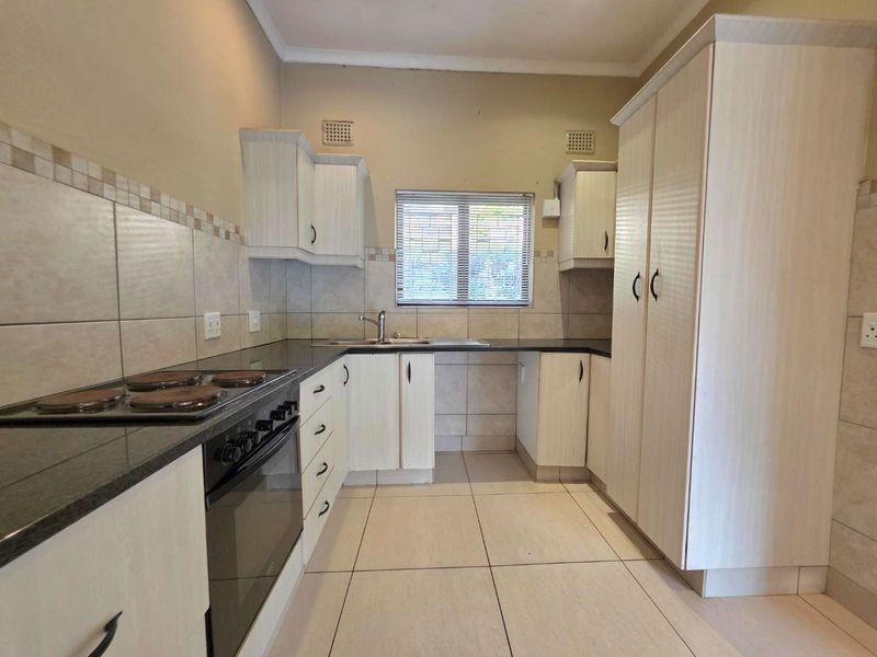 Affordable 2 Bedroom Townhouse for Sale in Everwood Estate, Waterfall – Pet-Friendly with Garden & Garage - Photo 6